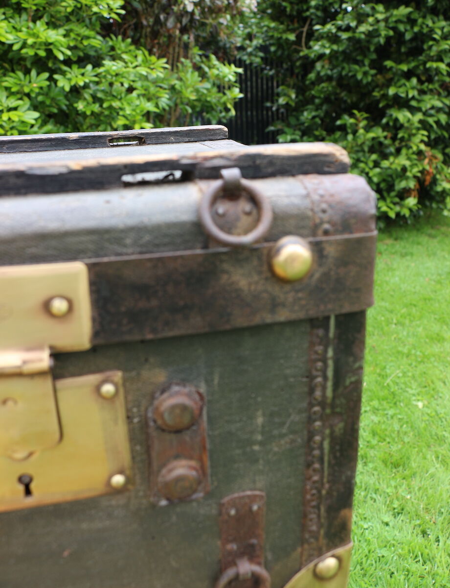 Arched travel trunk