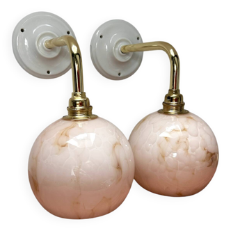 Paire d’appliques murales en opaline rose marbrée