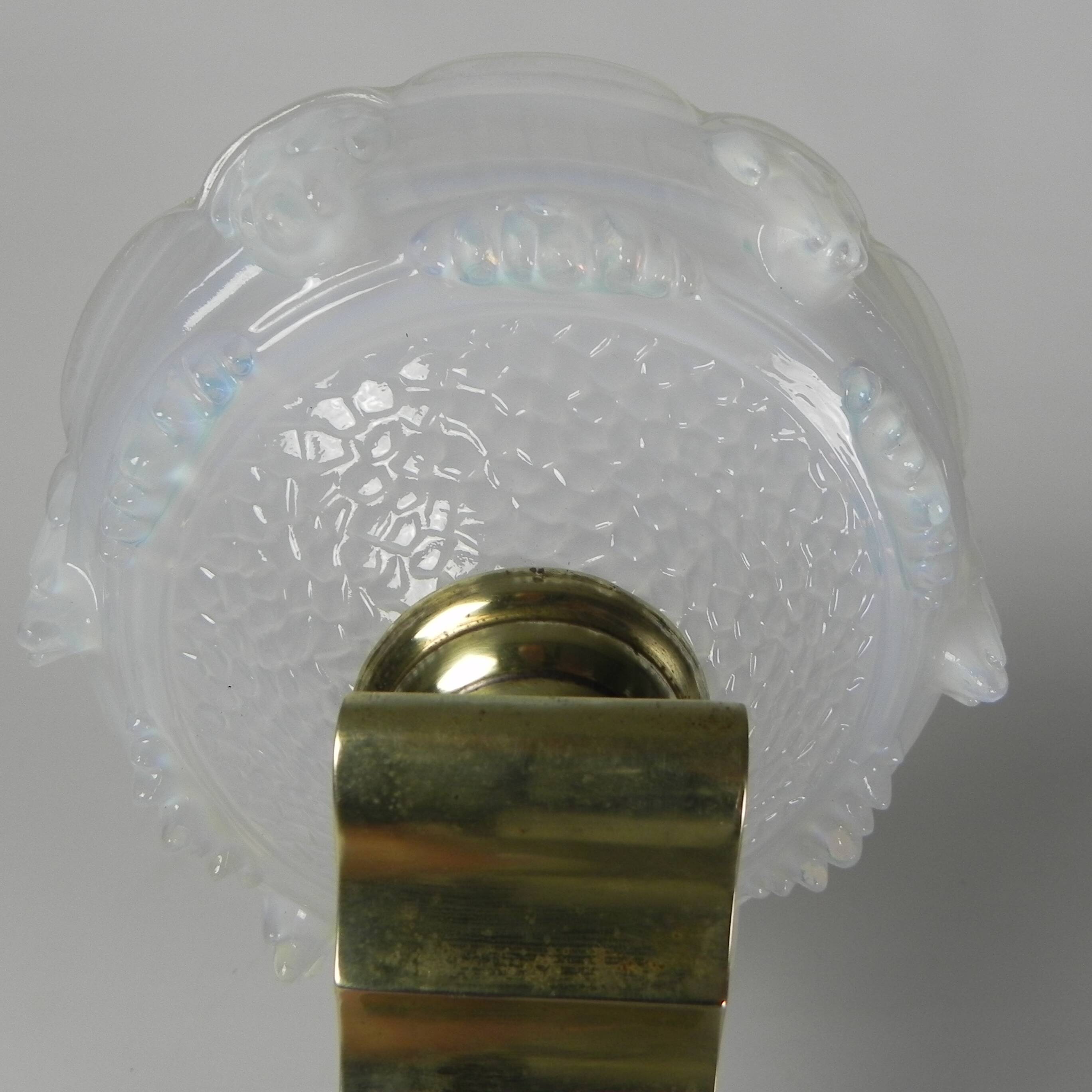 Art Deco wall lamp in opalescent glass, 1930s