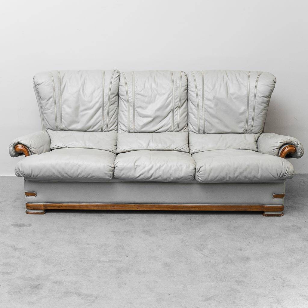 Canapé vintage 3 places en cuir gris et bois, moderniste des années 1950.