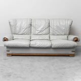 Canapé vintage 3 places en cuir gris et bois, moderniste des années 1950.