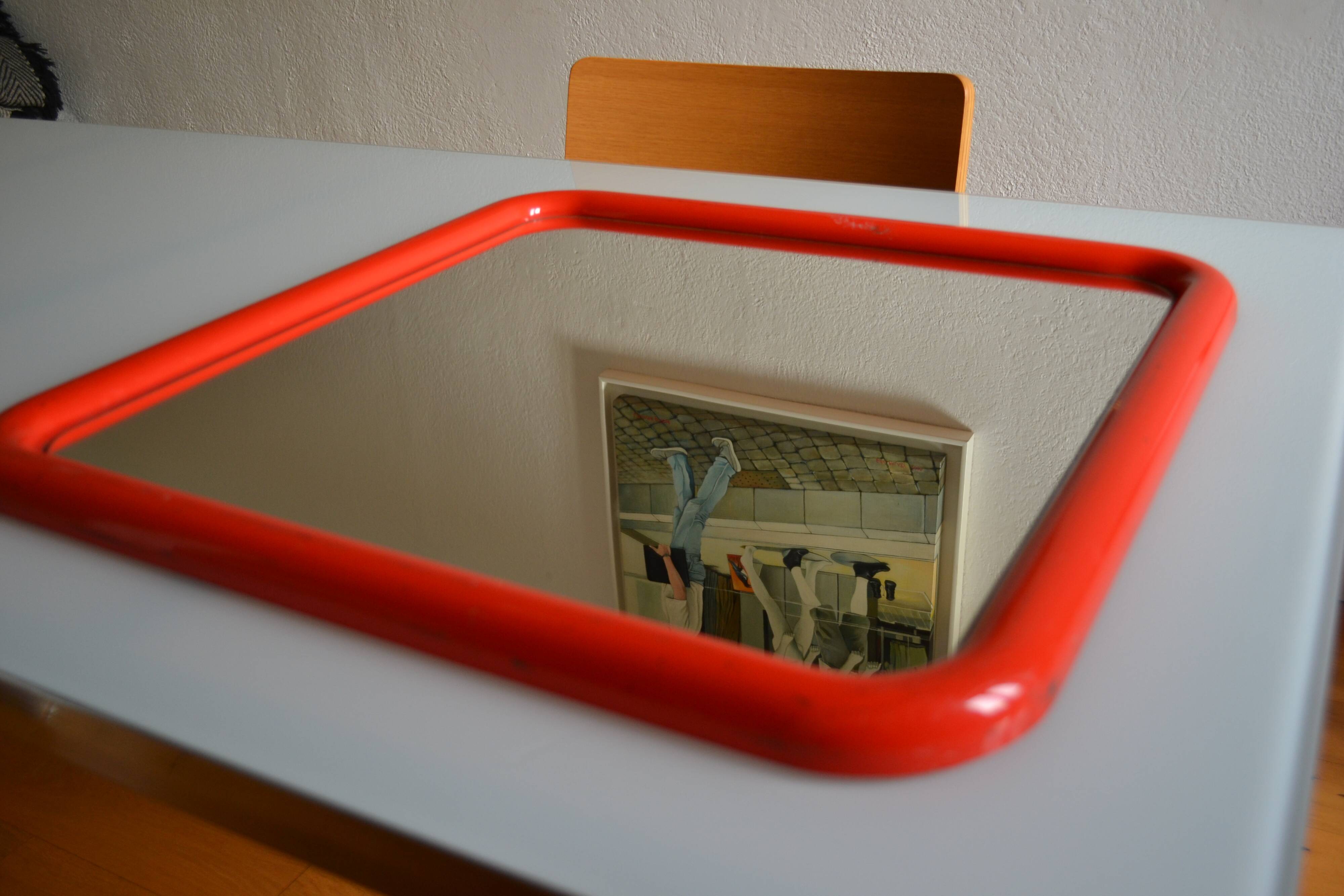 Miroir annees 70 plastique rouge style scandinave