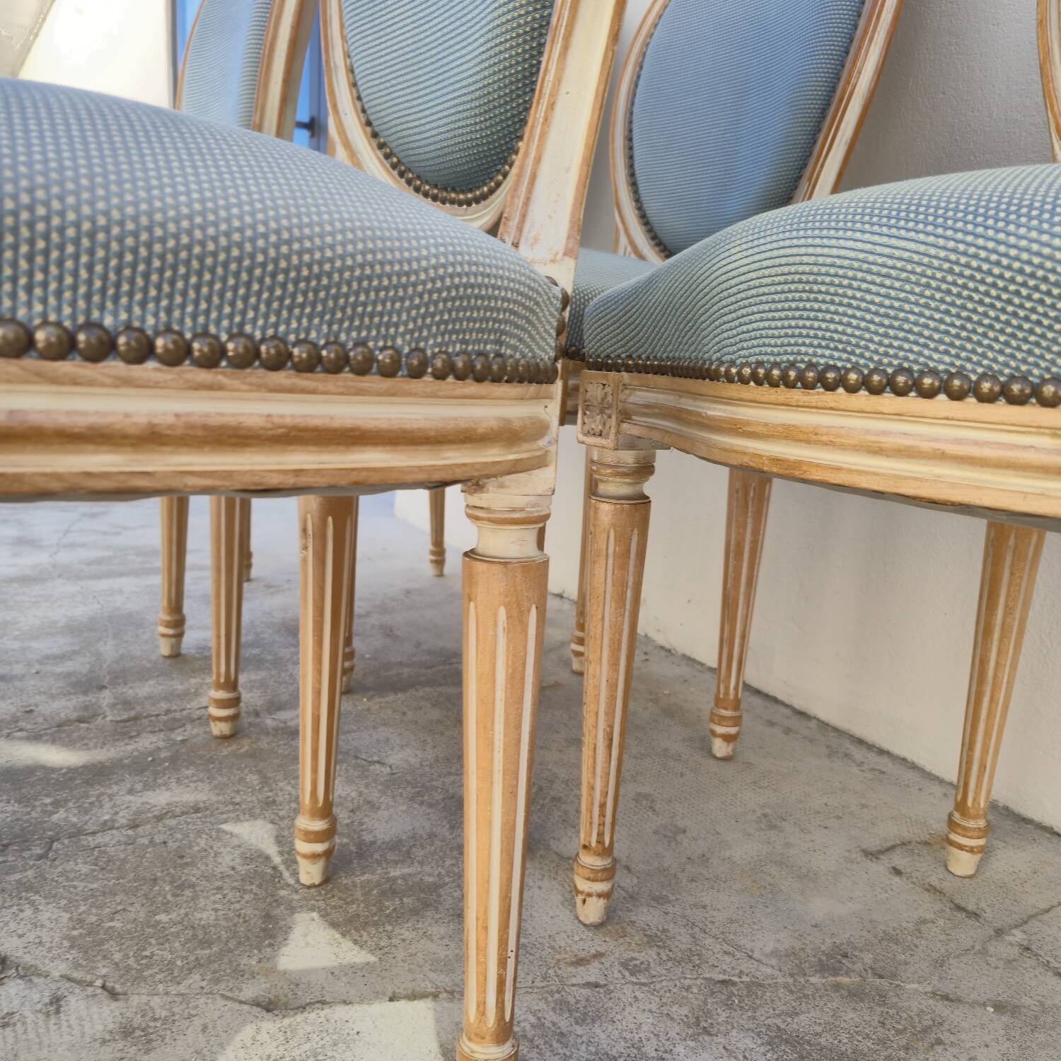 Set of 6 Louis XVI style chairs with antique patinated medallion