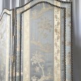 Antique Chinoiserie-style screen from the early 20th century in damask silk.
