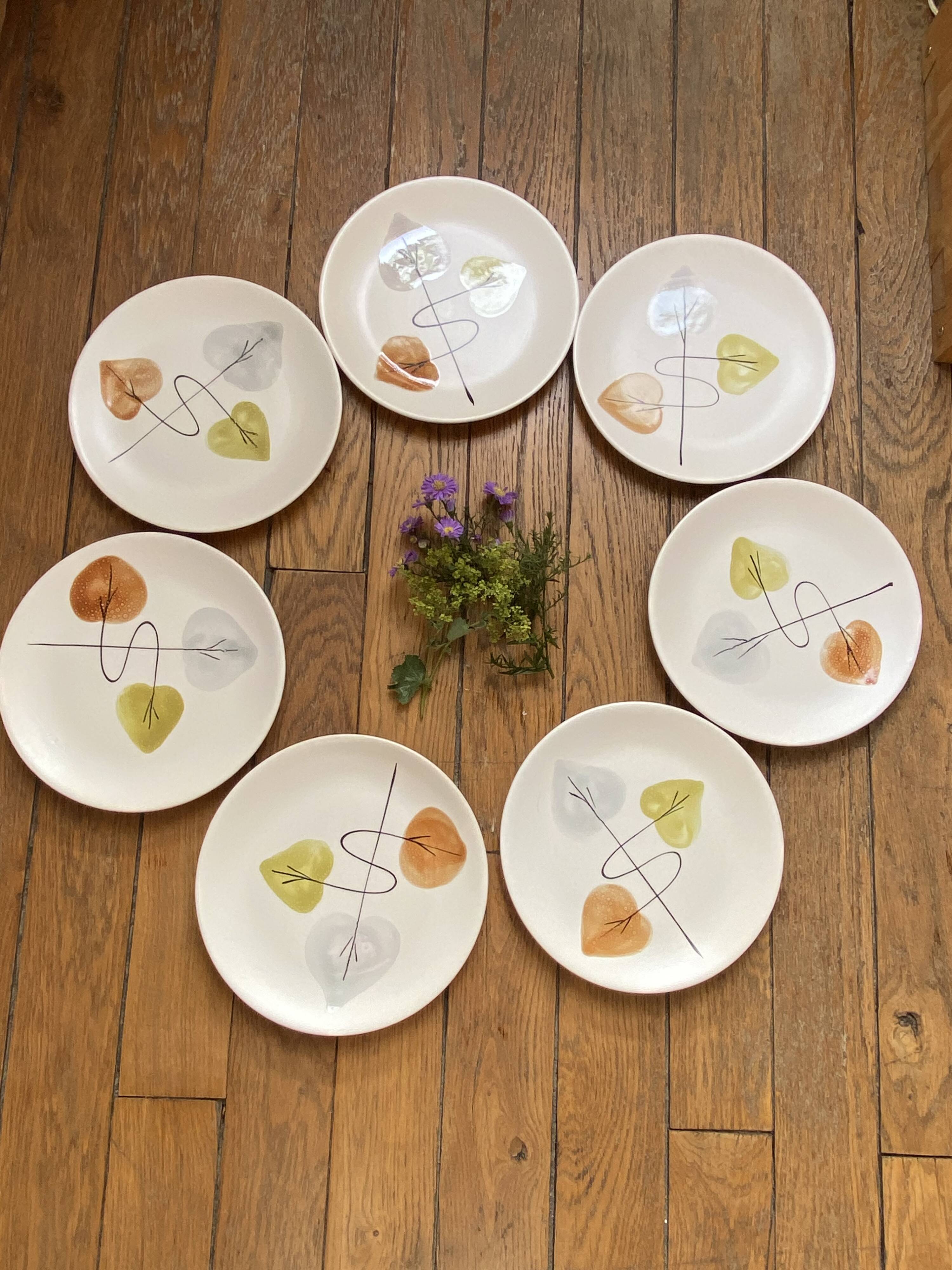 Eléments d'un service de table vintage, années 50, élégant motif à feuilles