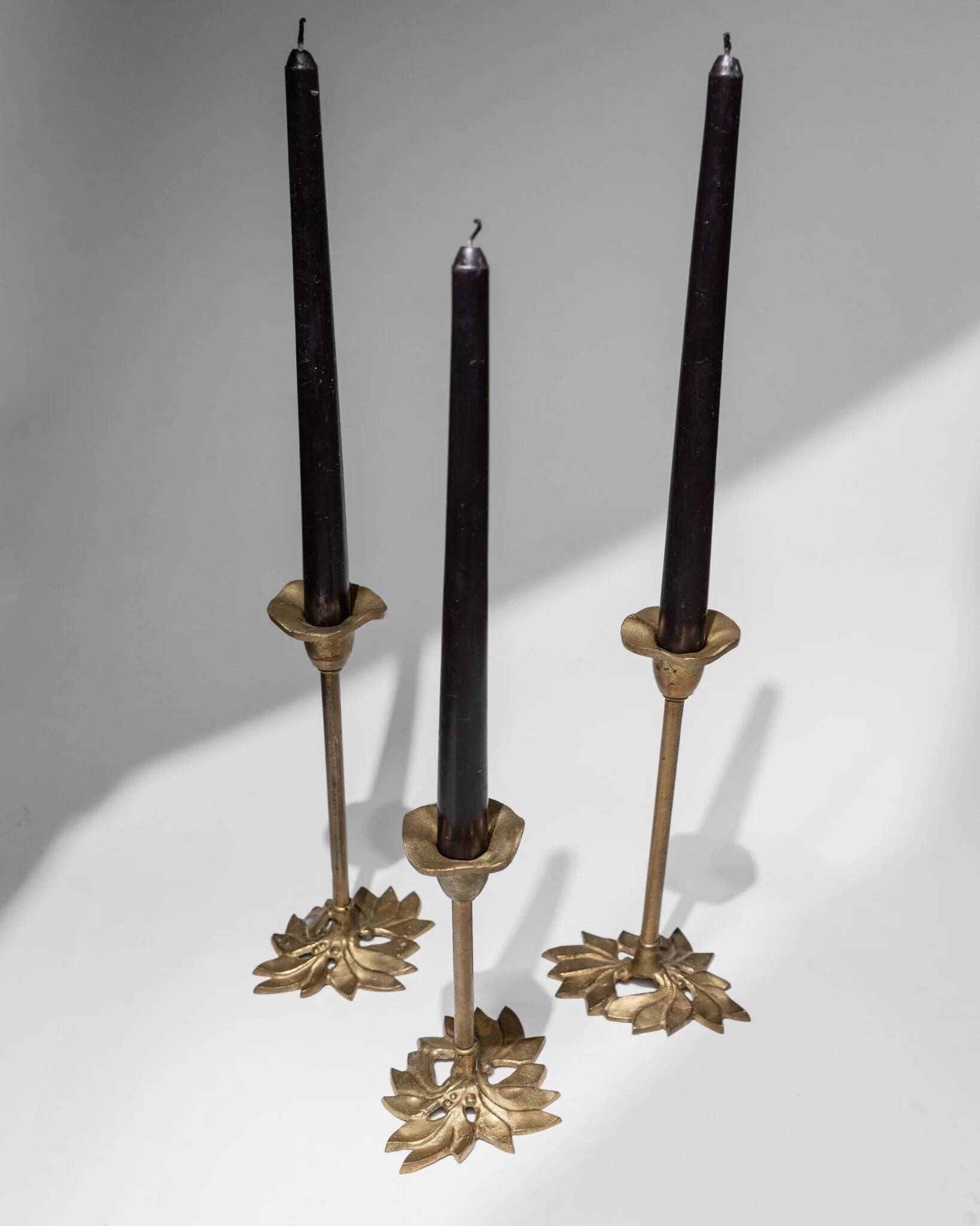 Set of 3 Doré Laiton Candle Holders – Art Nouveau Flower & Leaf Design, Italy, 1940s