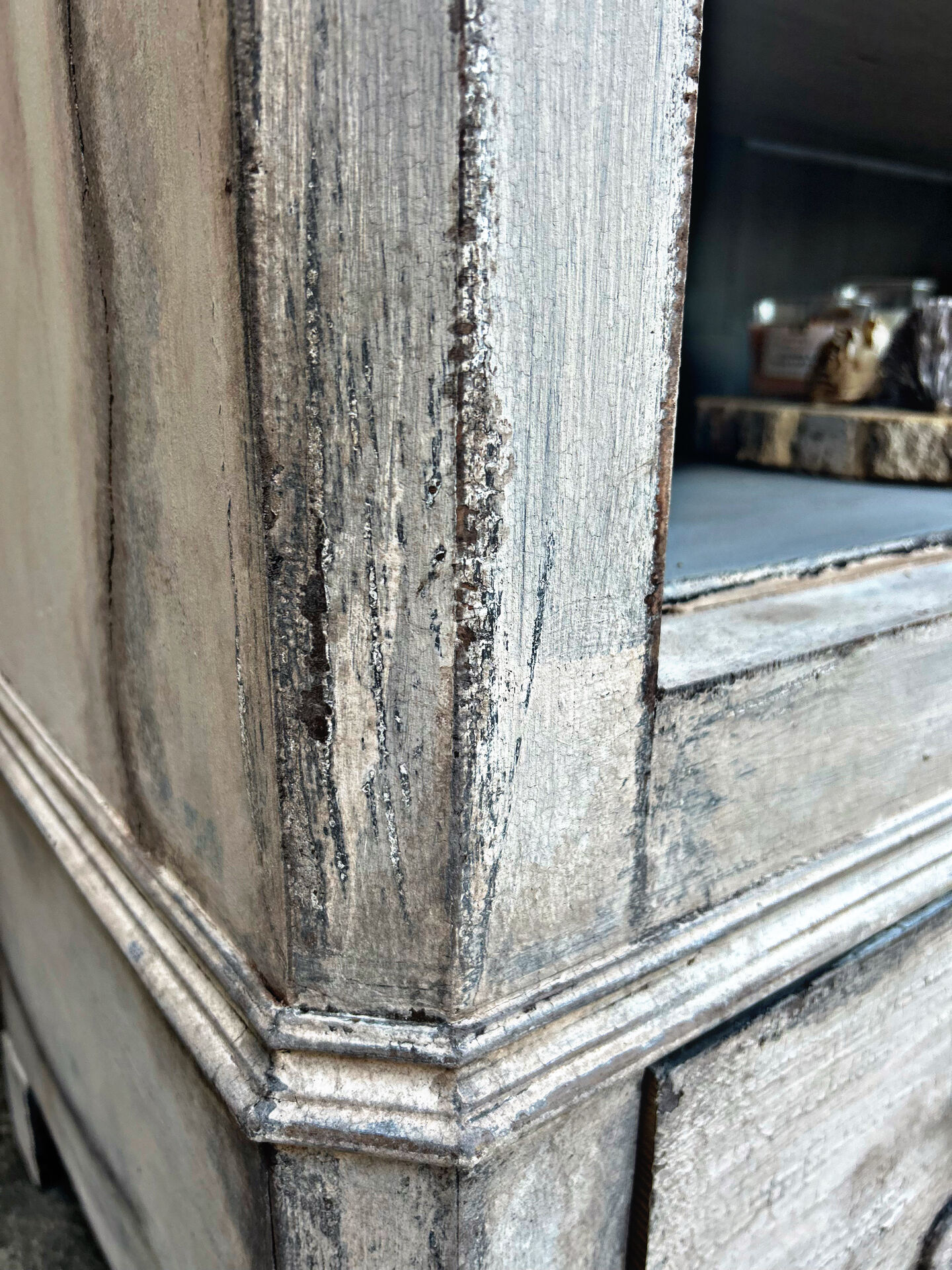 Patinated Tuscan-style bonnetière