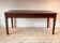 Table antique avec 2 tiroirs en patine