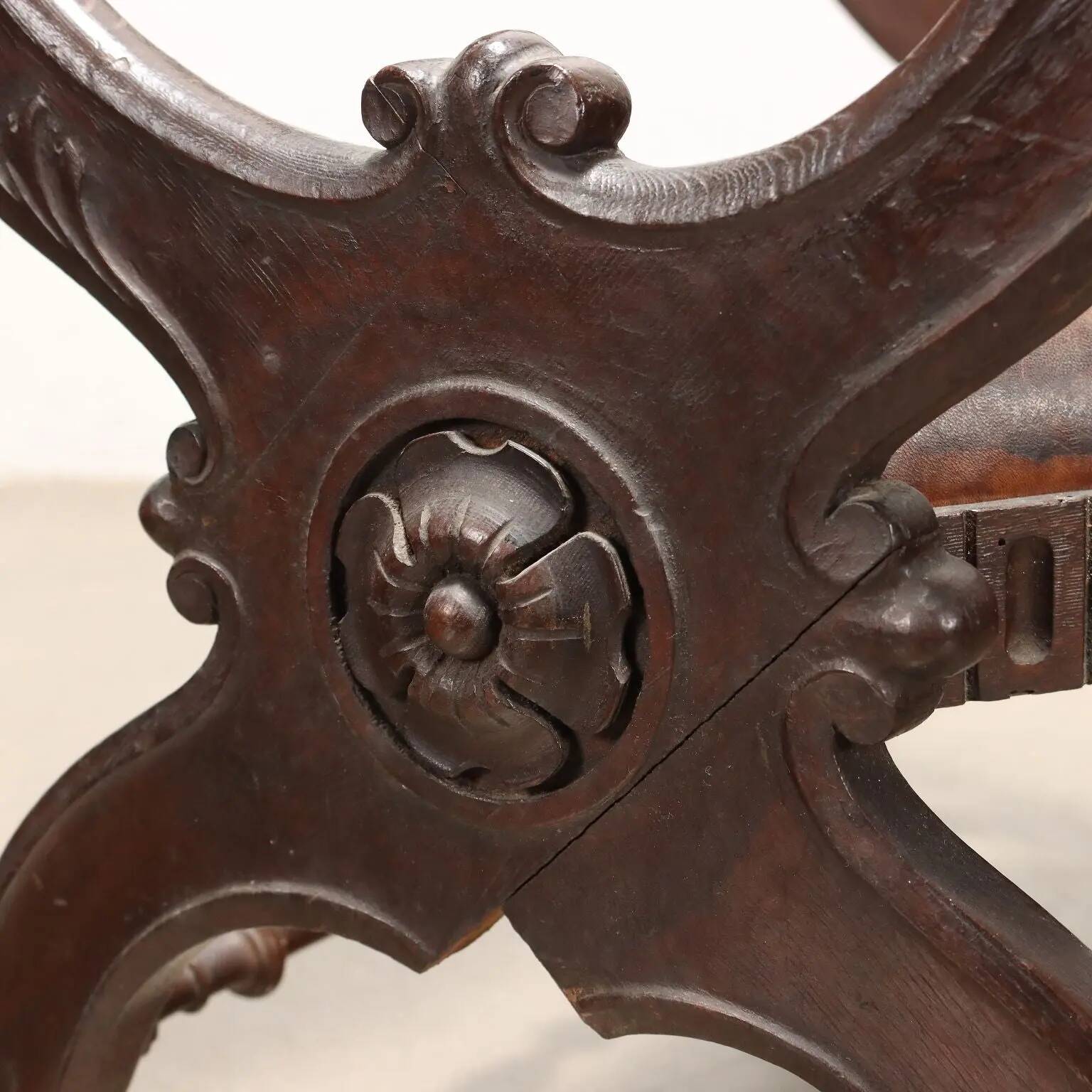 Antique neo-Renaissance chair in wood and leather, 20th century
