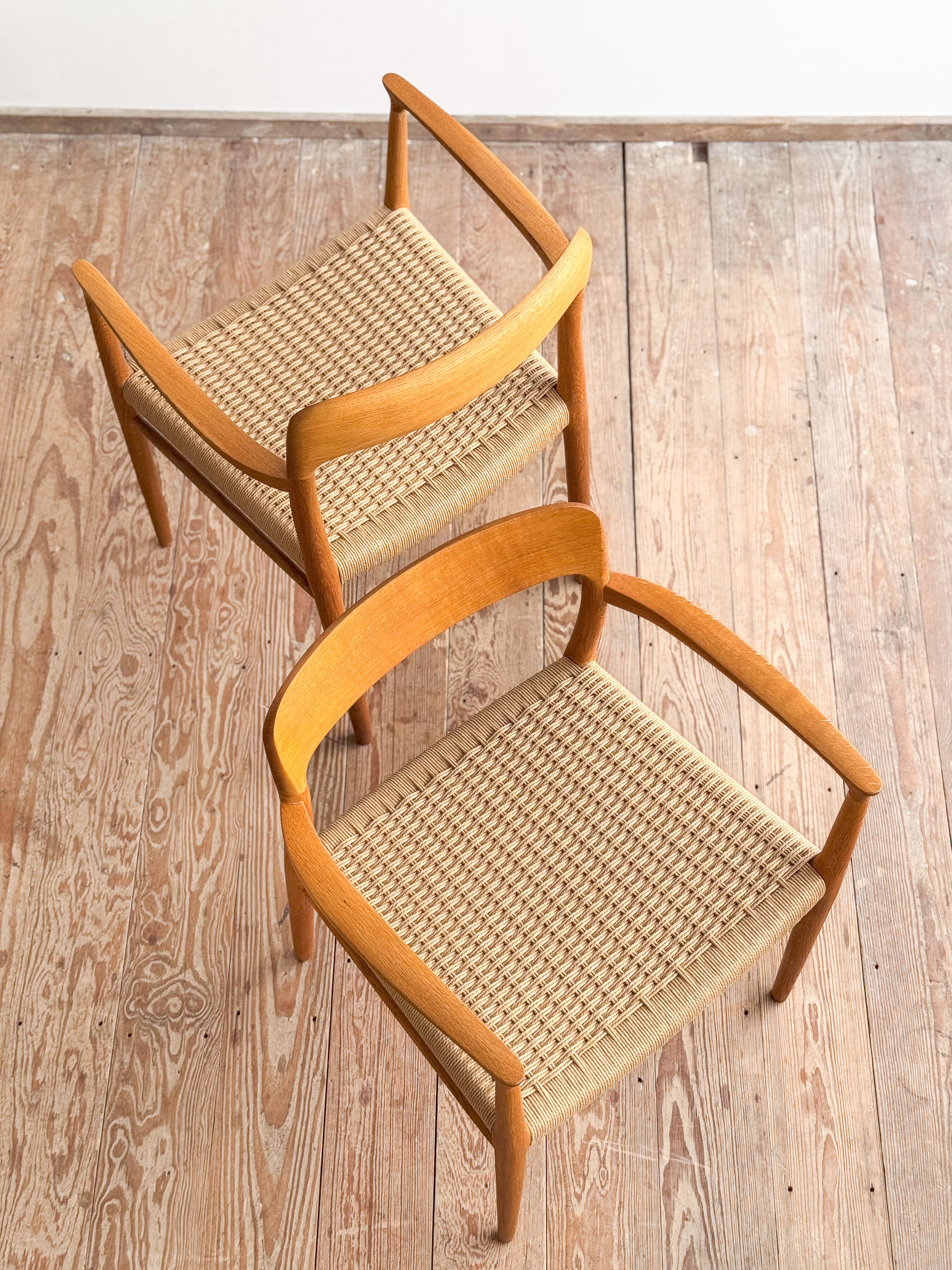 Paire de chaises de salle à manger modèle 56 par Niels O. Møller en chêne