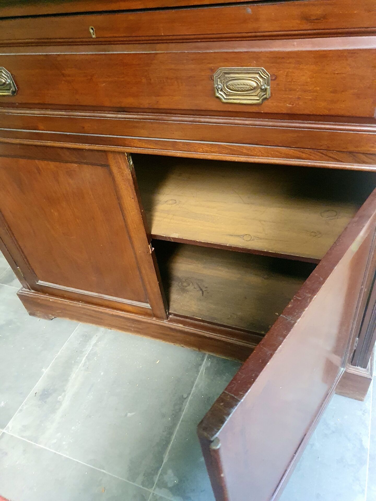 Elegant English mahogany secretary bookcase – Early 20th century