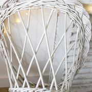 Fauteuil enfant corbeille rotin blanc