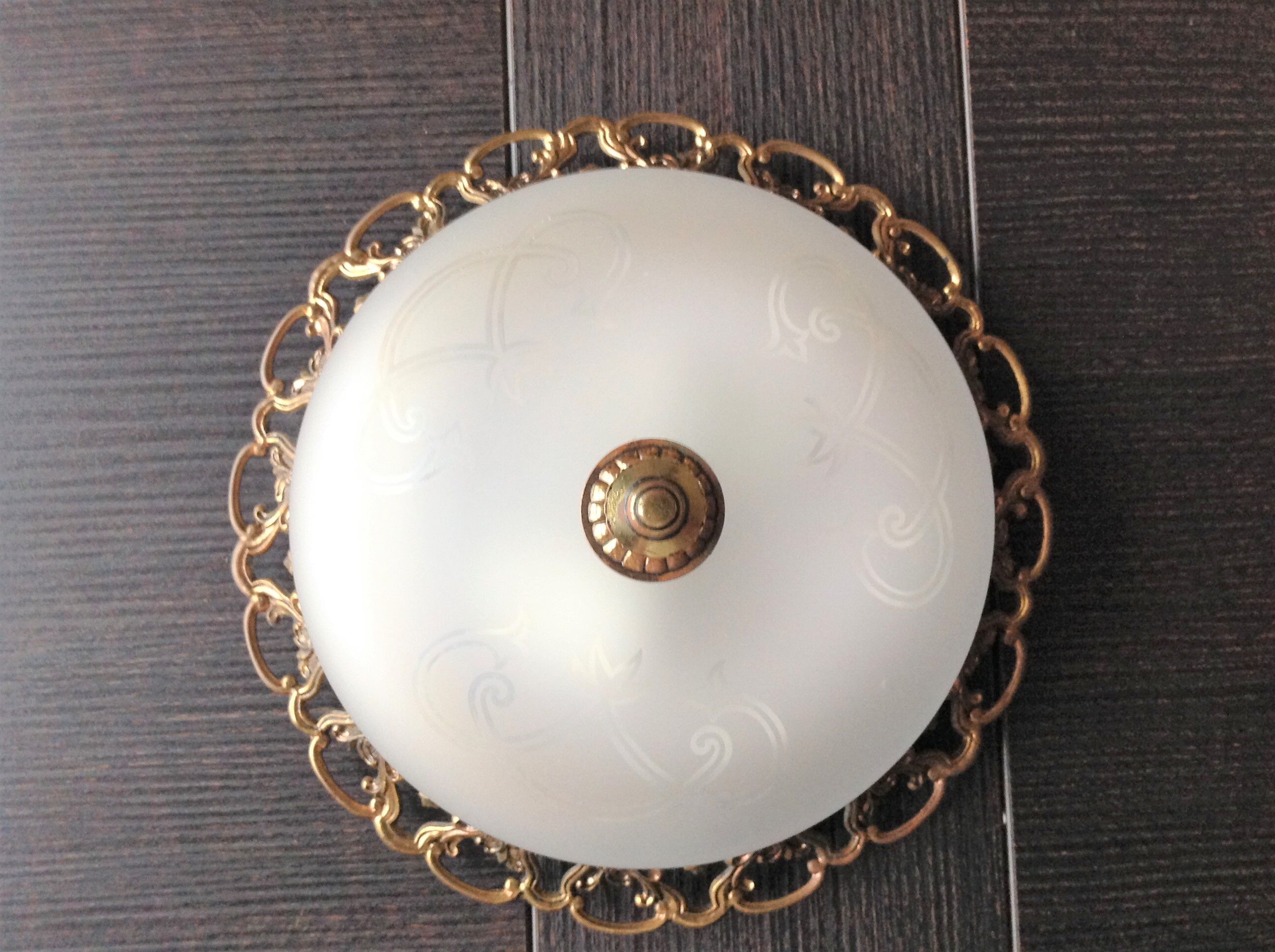 Round ceiling lamp in frosted glass art deco style