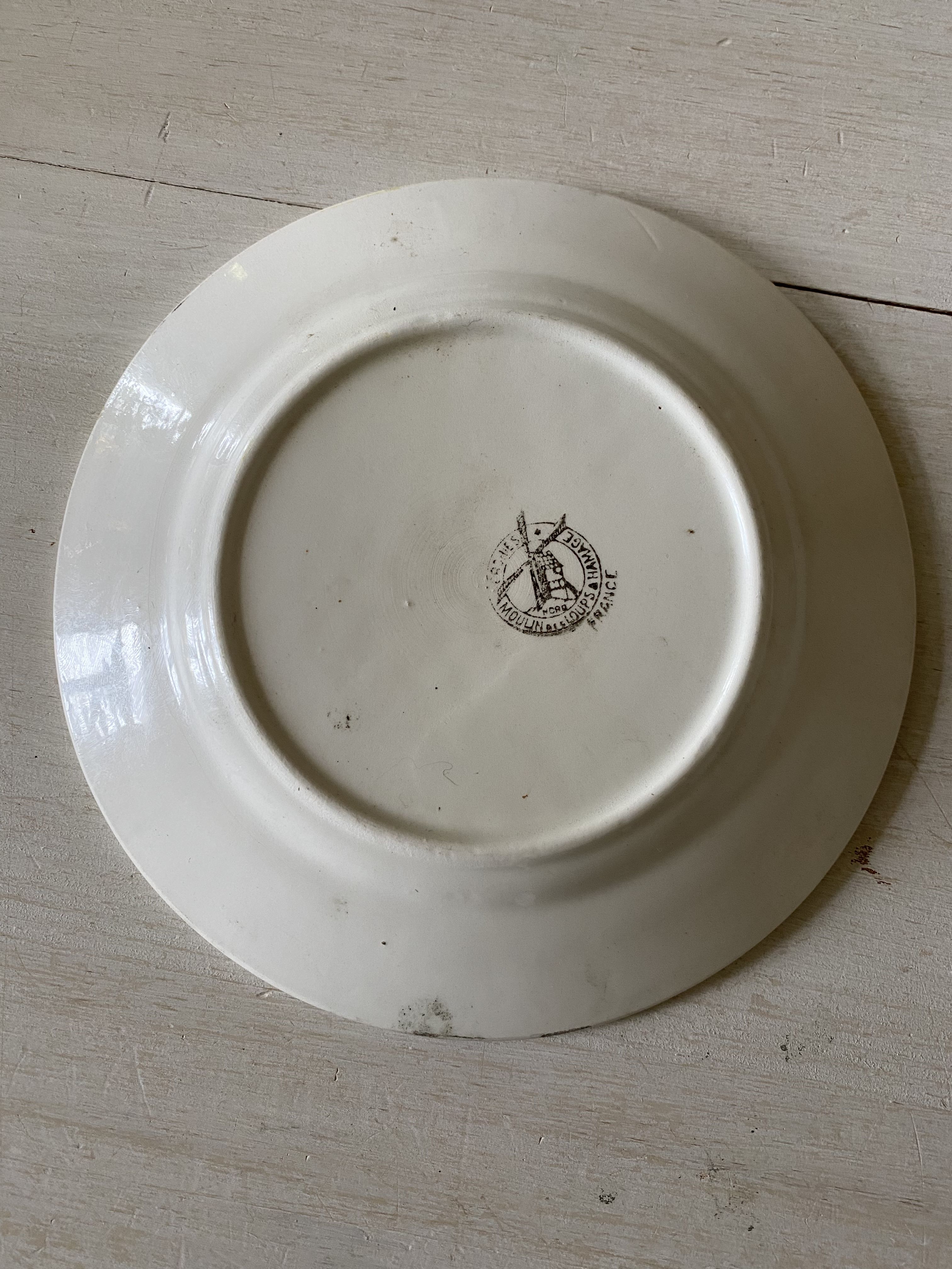 Set of three plates in slip Moulin des loups and hamage. Orchies