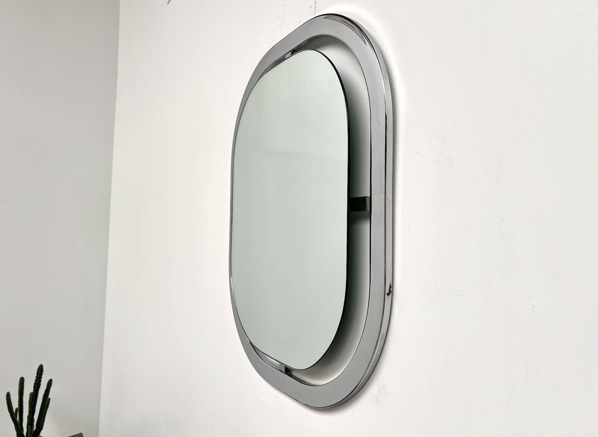 Bauhaus mirror in chrome-plated steel