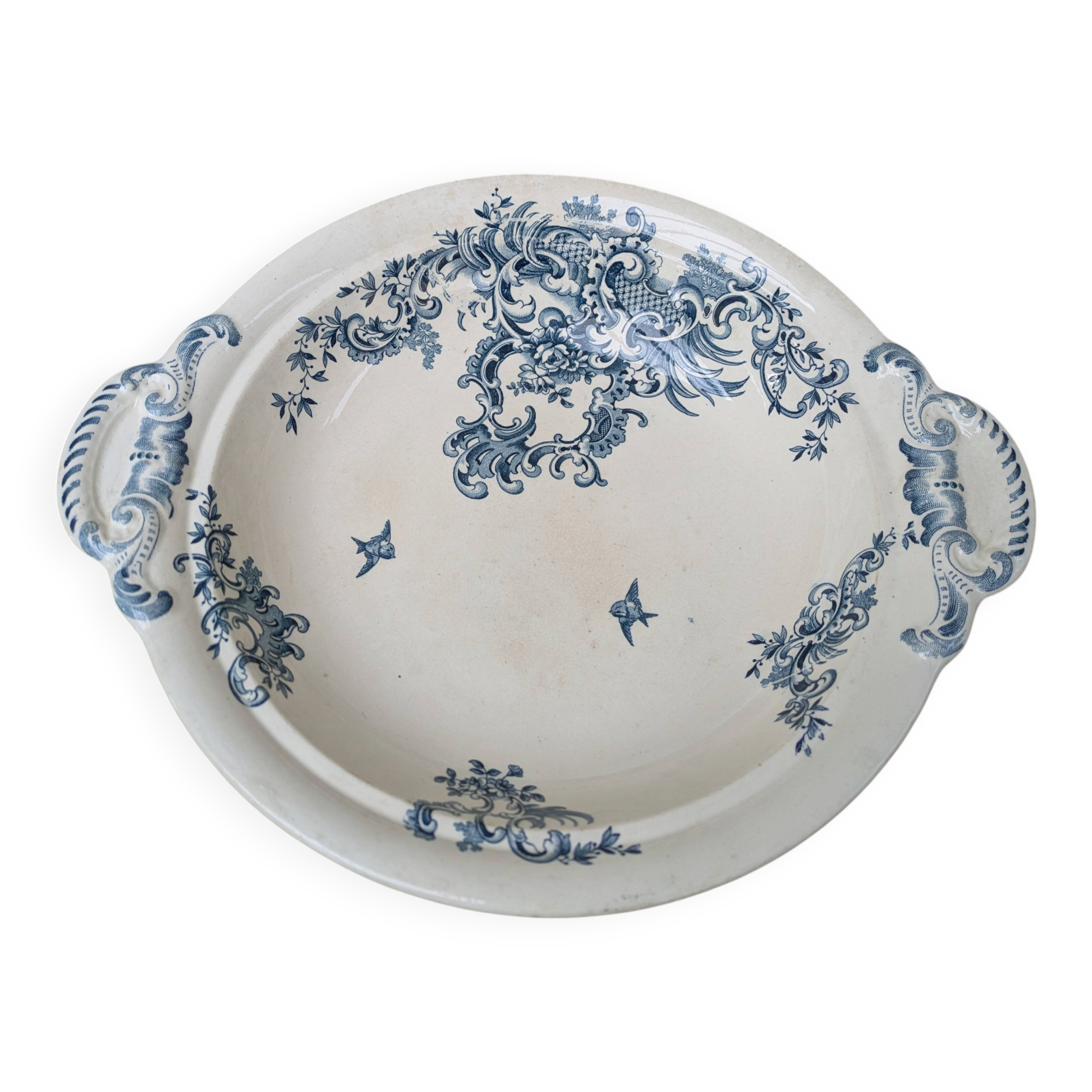 Shallow round plate Boch Frères model Regent with arabesque and foliage decoration.