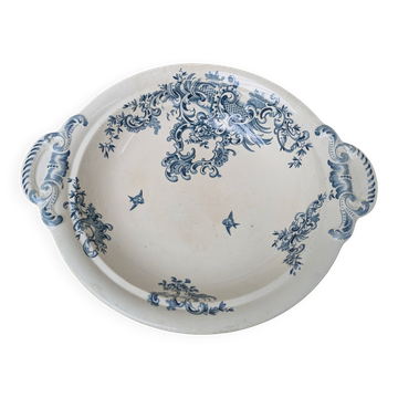 Shallow round plate Boch Frères model Regent with arabesque and foliage decoration.