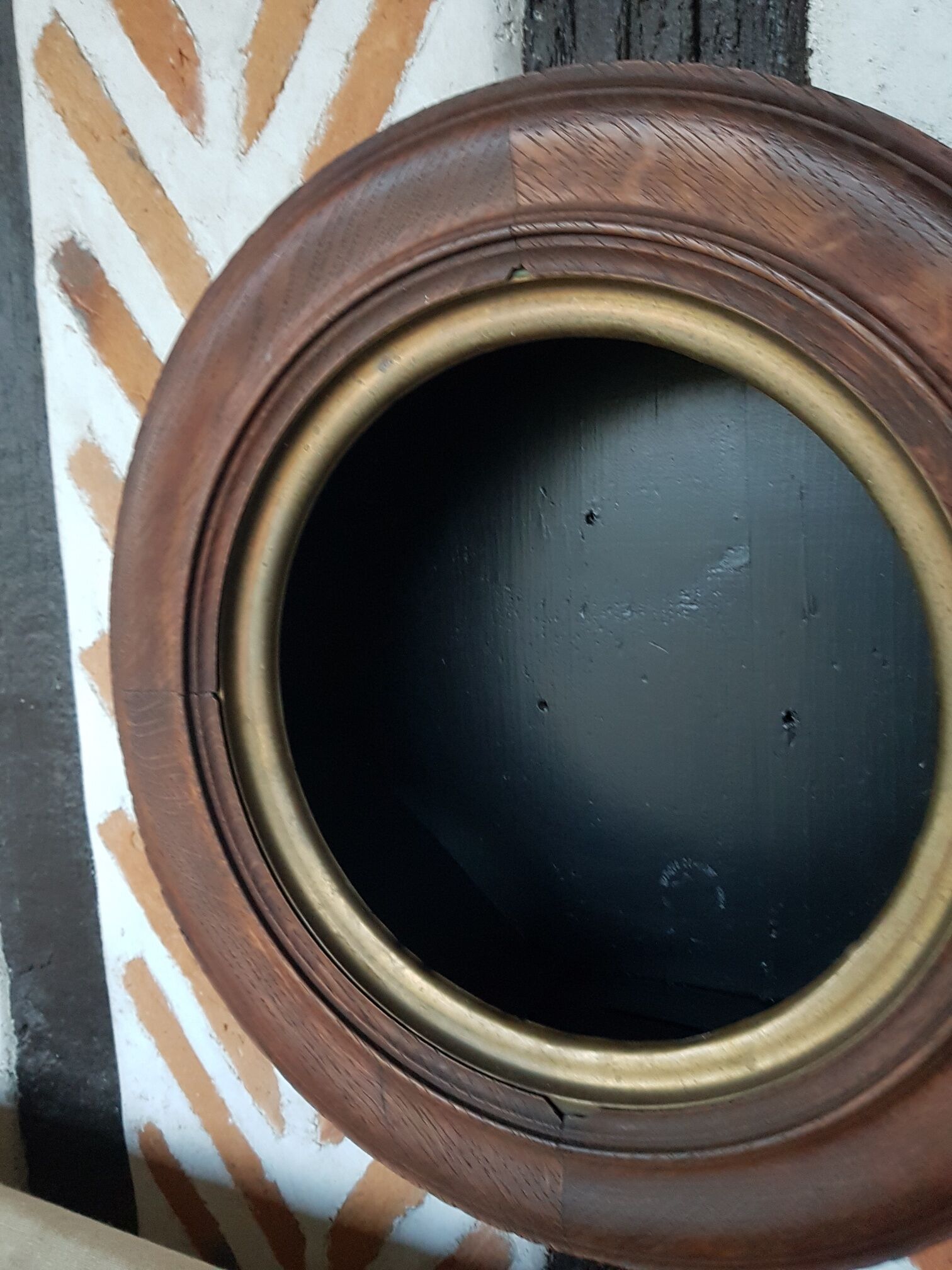 Black round wall shelf