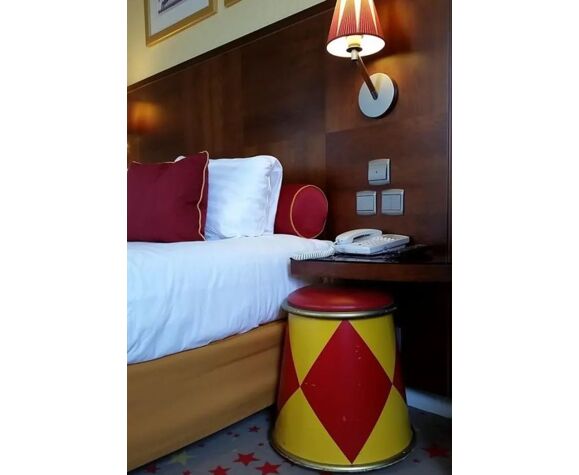 Tabouret/pouf, mobilier de l'hôtel "magic circus" - partner hotel de disneyland paris