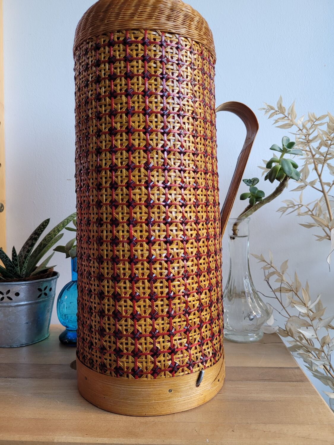 Thermos bottle with wicker canning