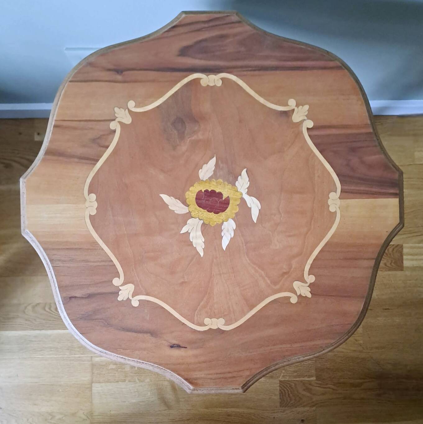 Marquetry pedestal table