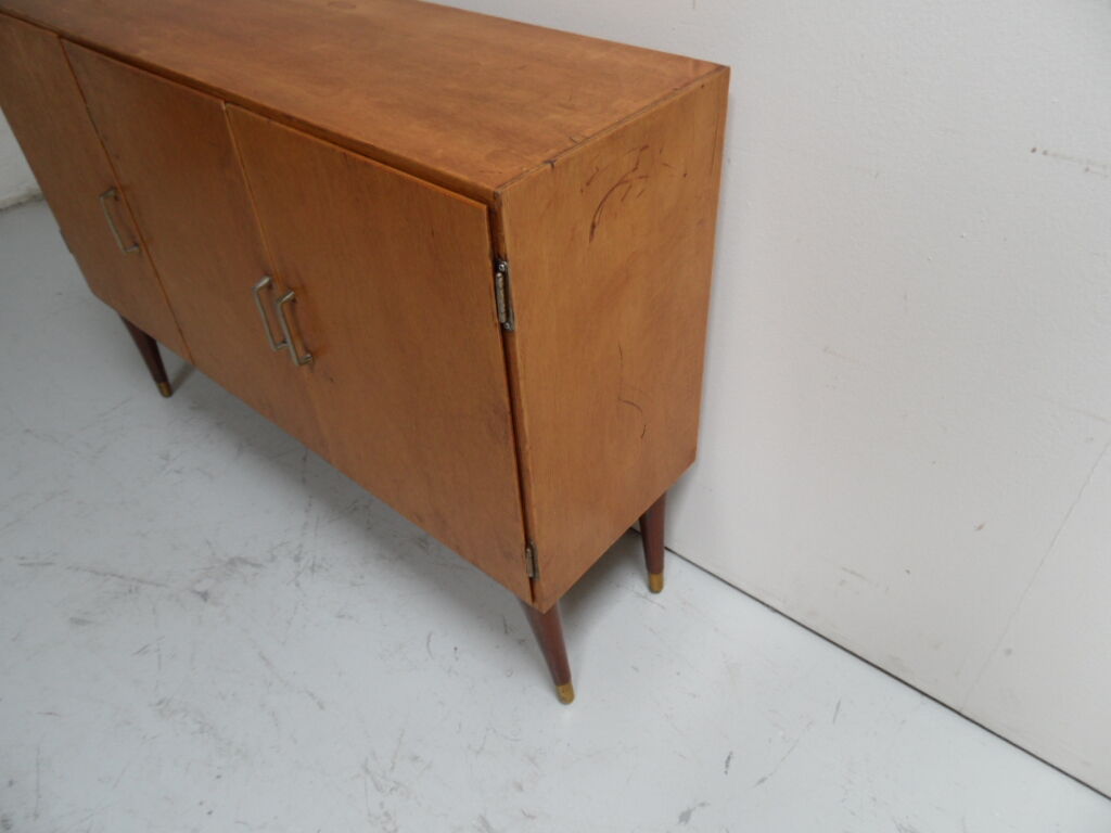 Buffet vintage avec 3 portes.
