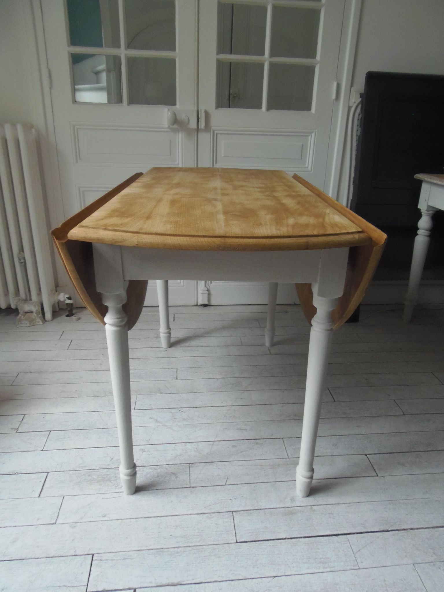 Round table with flaps