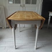 Round table with flaps