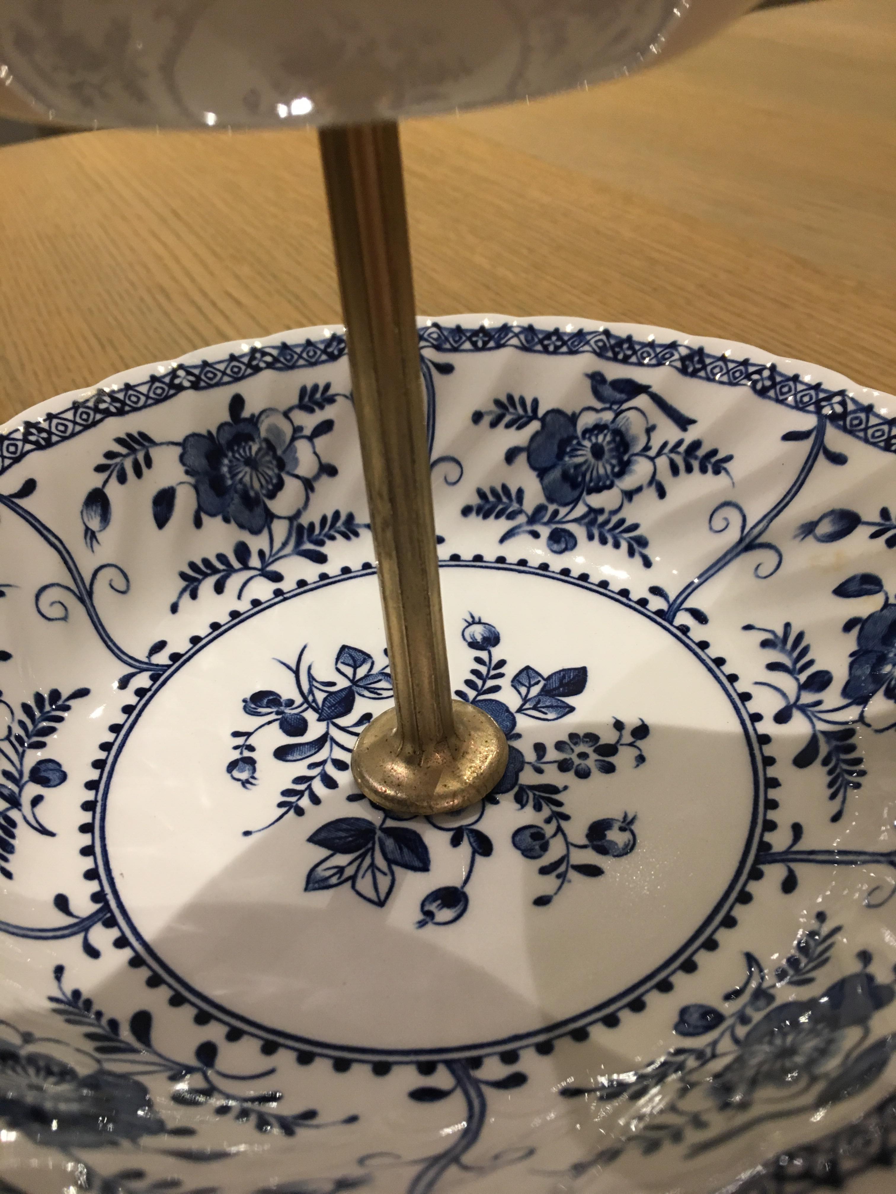 Mute Servant / English Faïence Cake Display