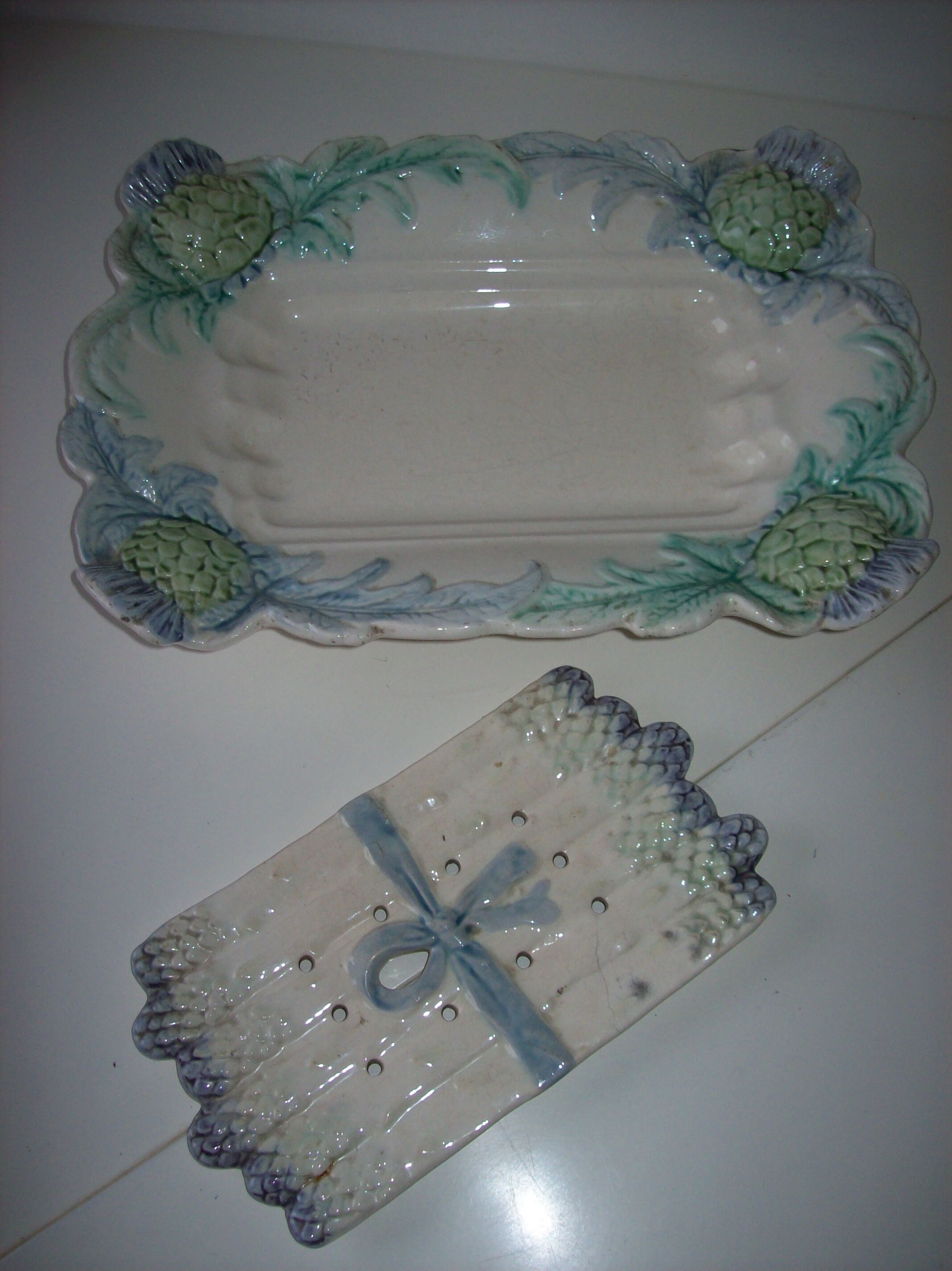 Asparagus dish and its drain