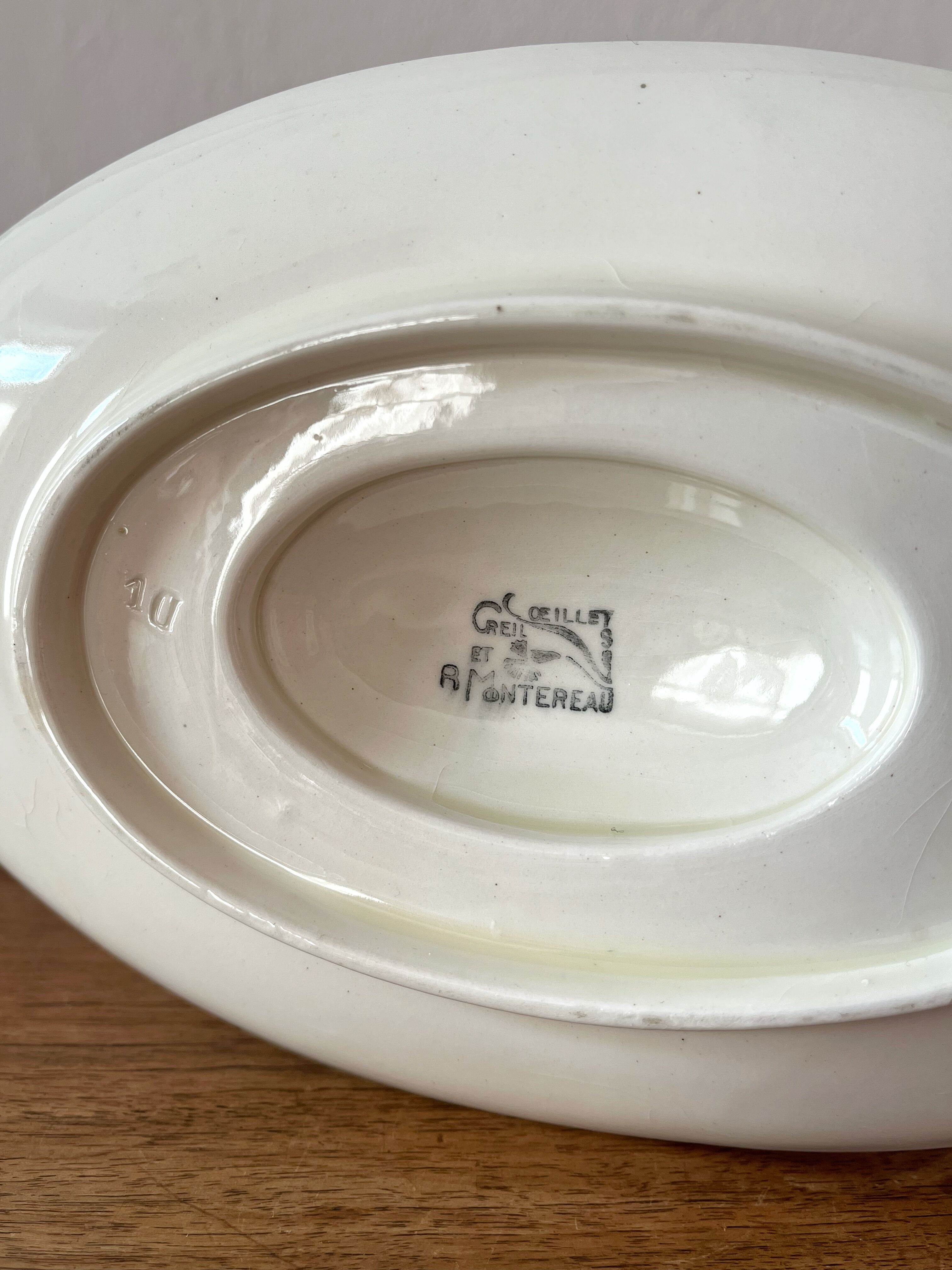 Old sauce pot in iron earth Carnations Creil and Montereau