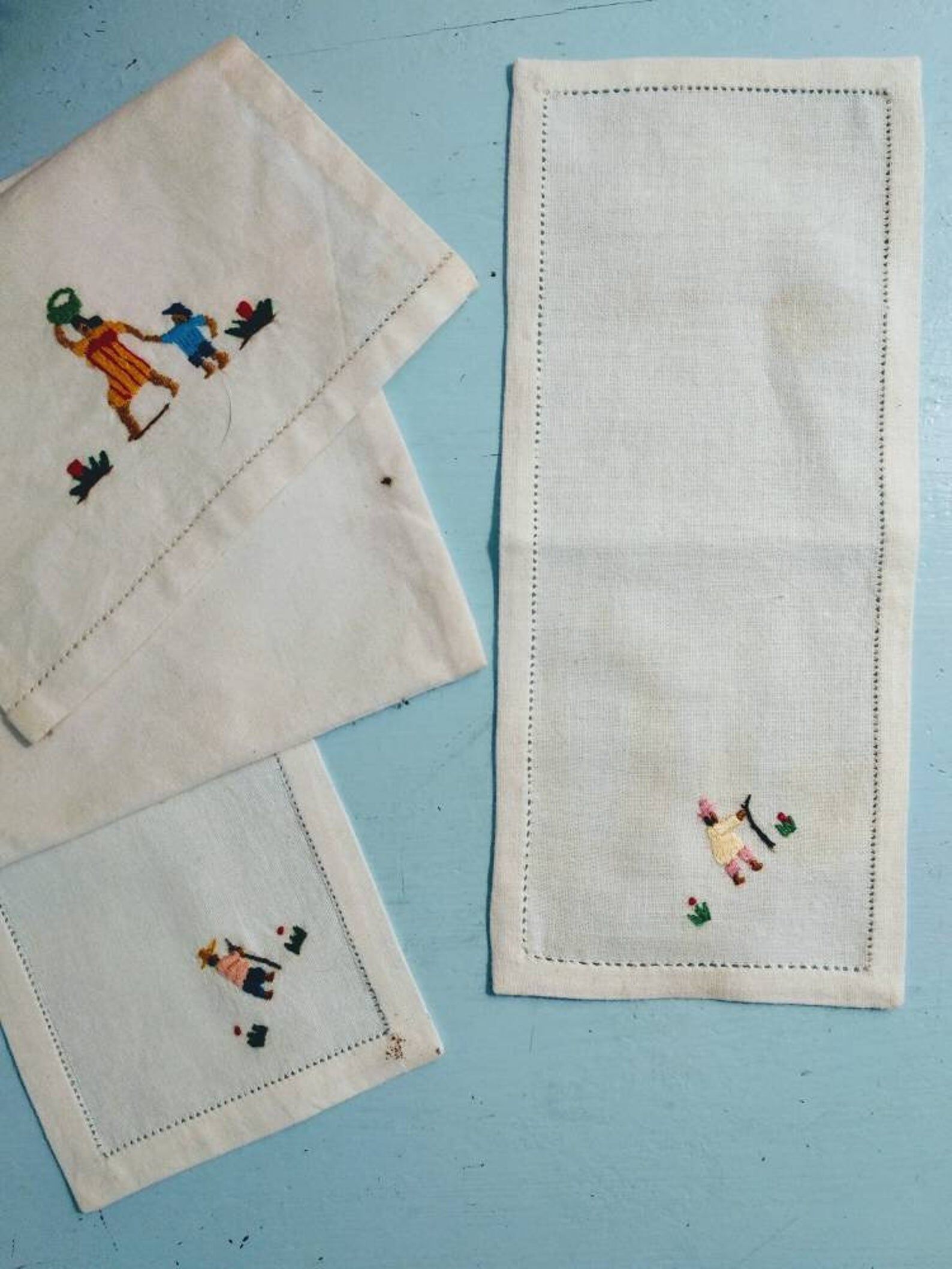 Pocket with 6 embroidered napkins