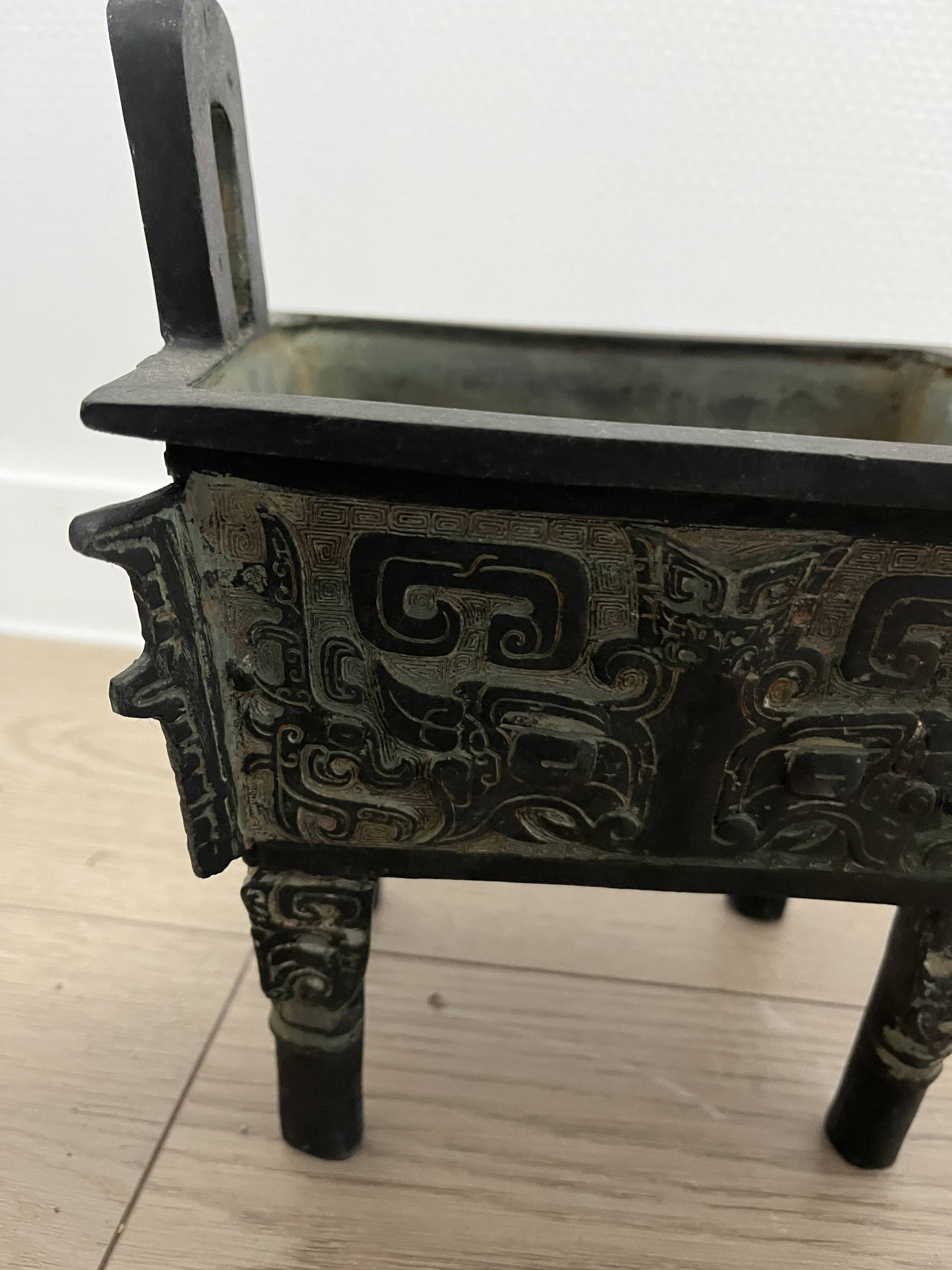 Vase tripode décoratif style ancien – Anses verticales – 28 cm