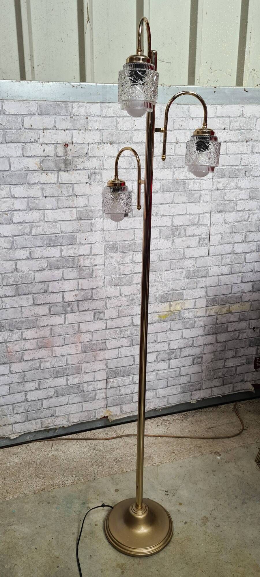 Chrome gold floor lamp 1960 has 70 molded glass shade 166x40