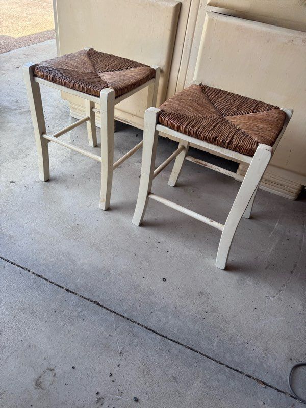 2 tabourets bois anciens