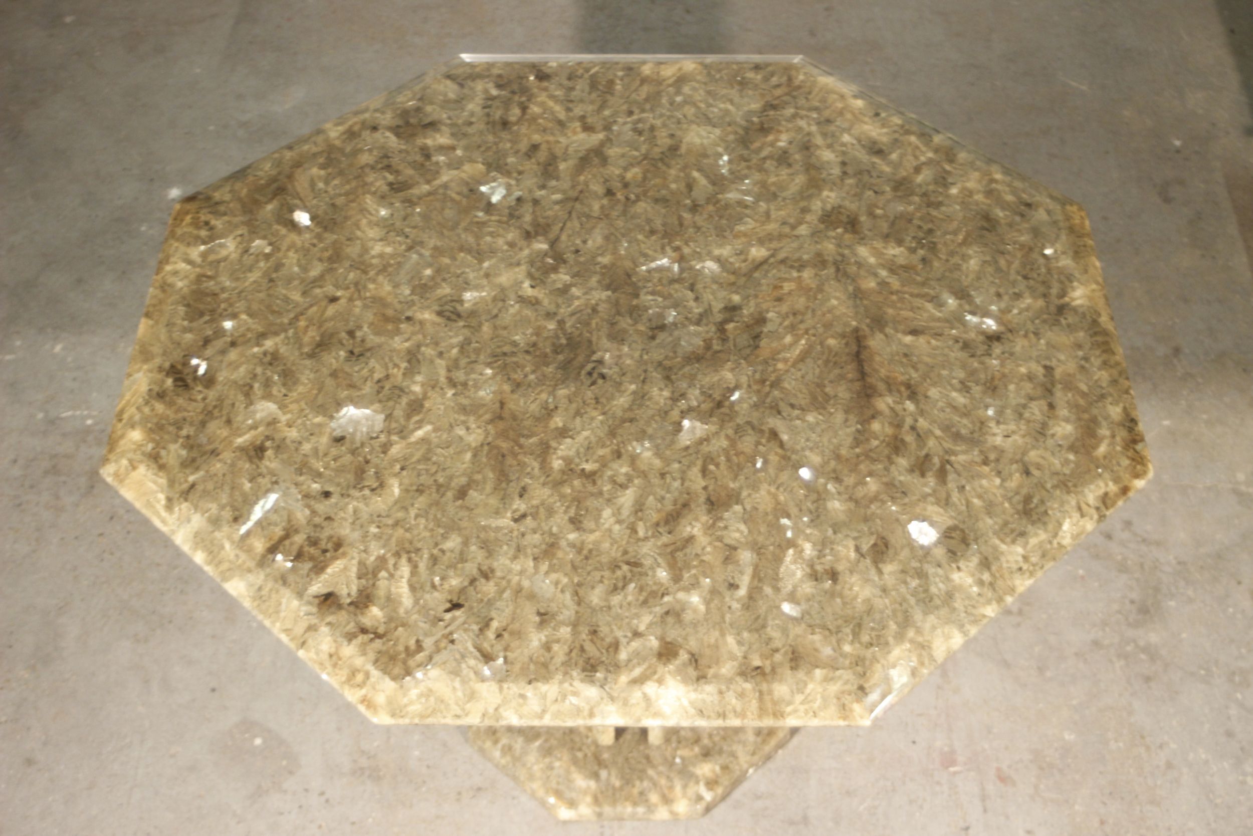 Octagonal post-modernist lounge table in marble beaded massive green quartz, Italy 1970s