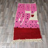 Handwoven Moroccan rug, natural wool, 250cm x 150cm, elegant decoration.