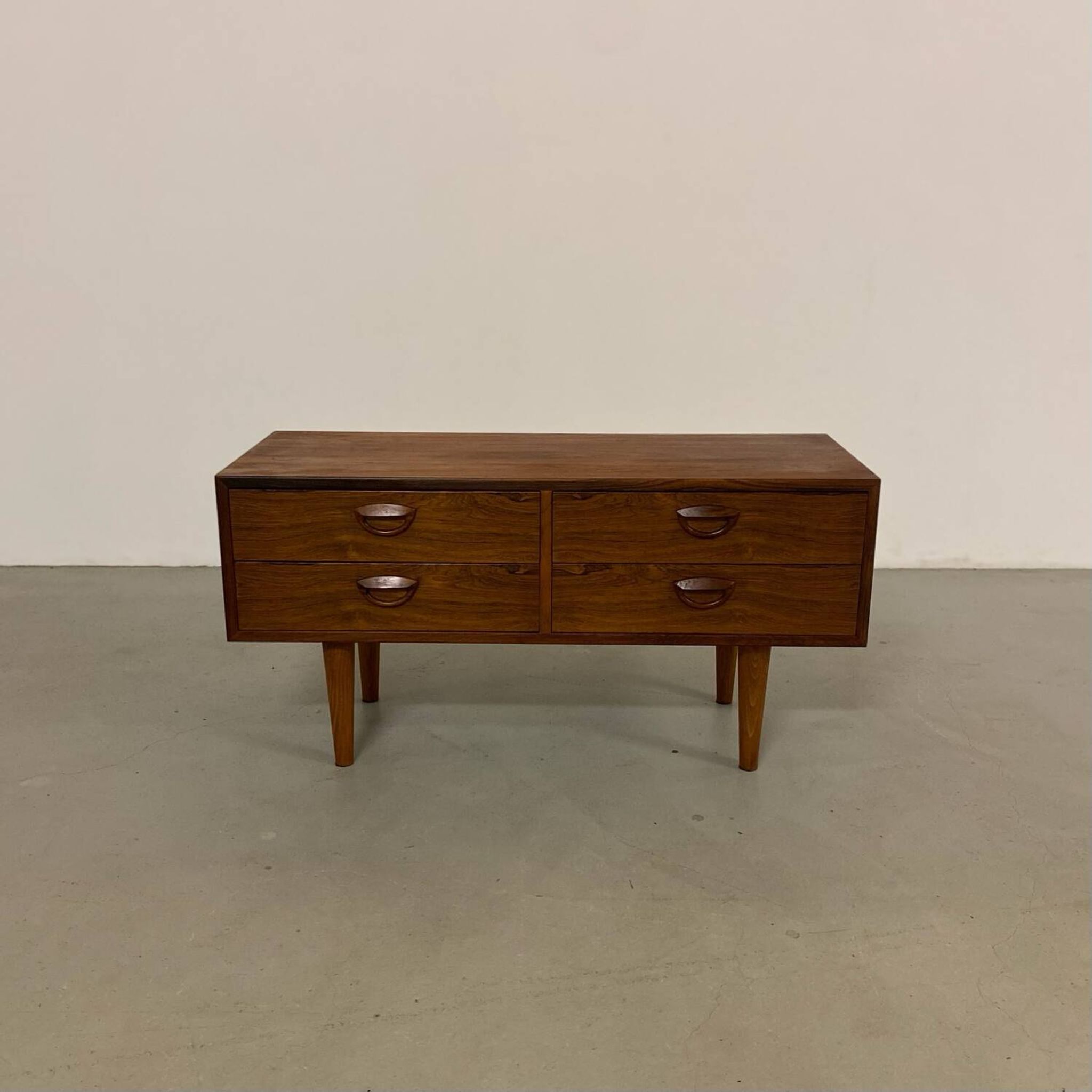 Petite commode en palissandre par Kai Kristiansen années 60