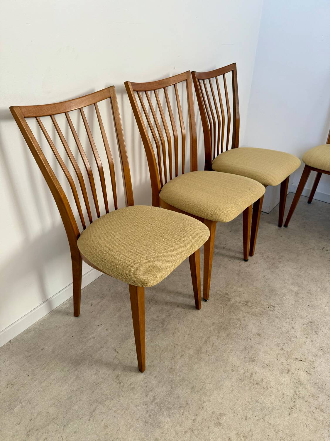 Lot of 6 old solid beech chairs, vintage design from the 60s, new fabric