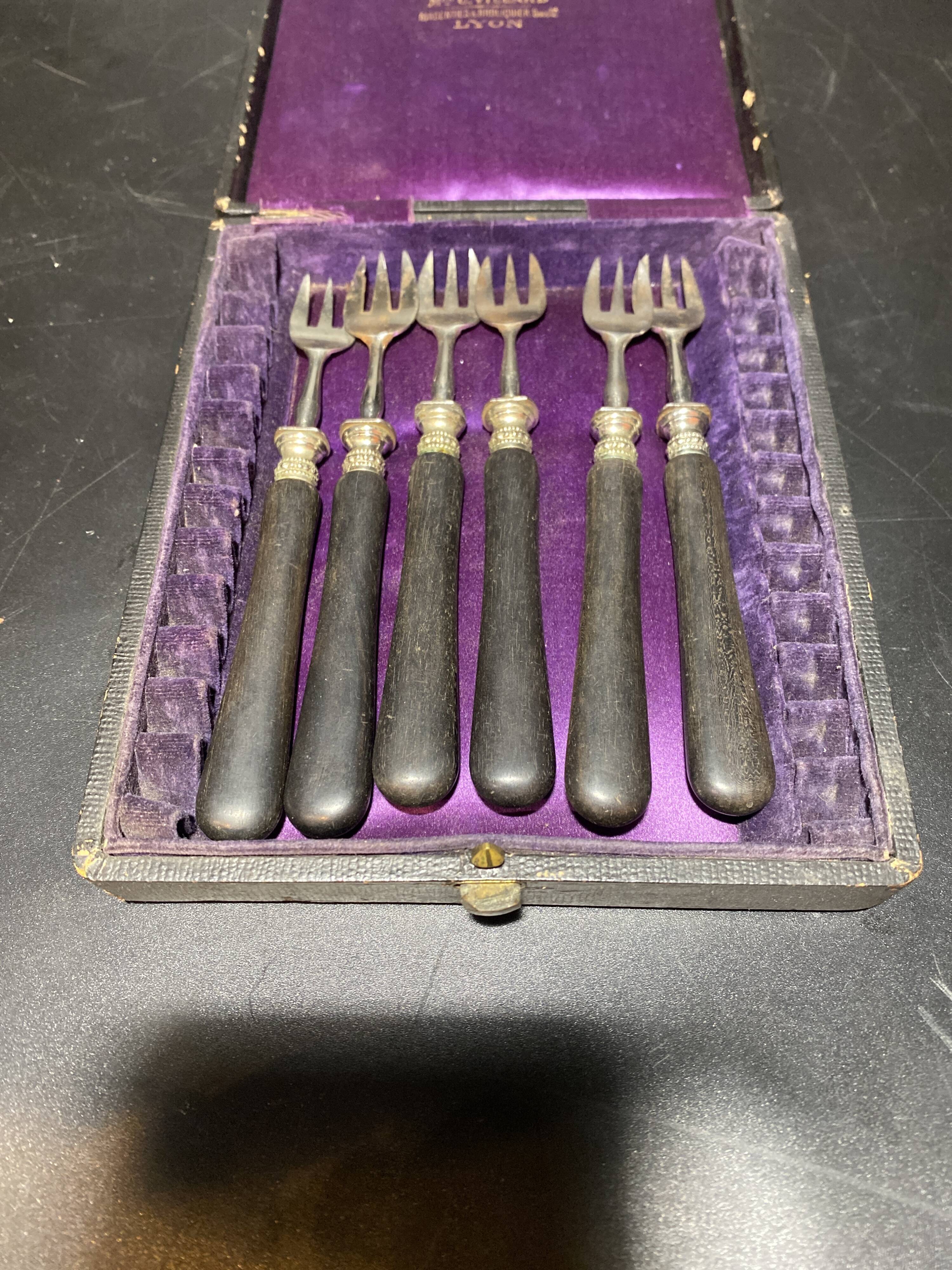 Set of 6 fish forks in their case, MAGENTIES and BROLIQUIER brand