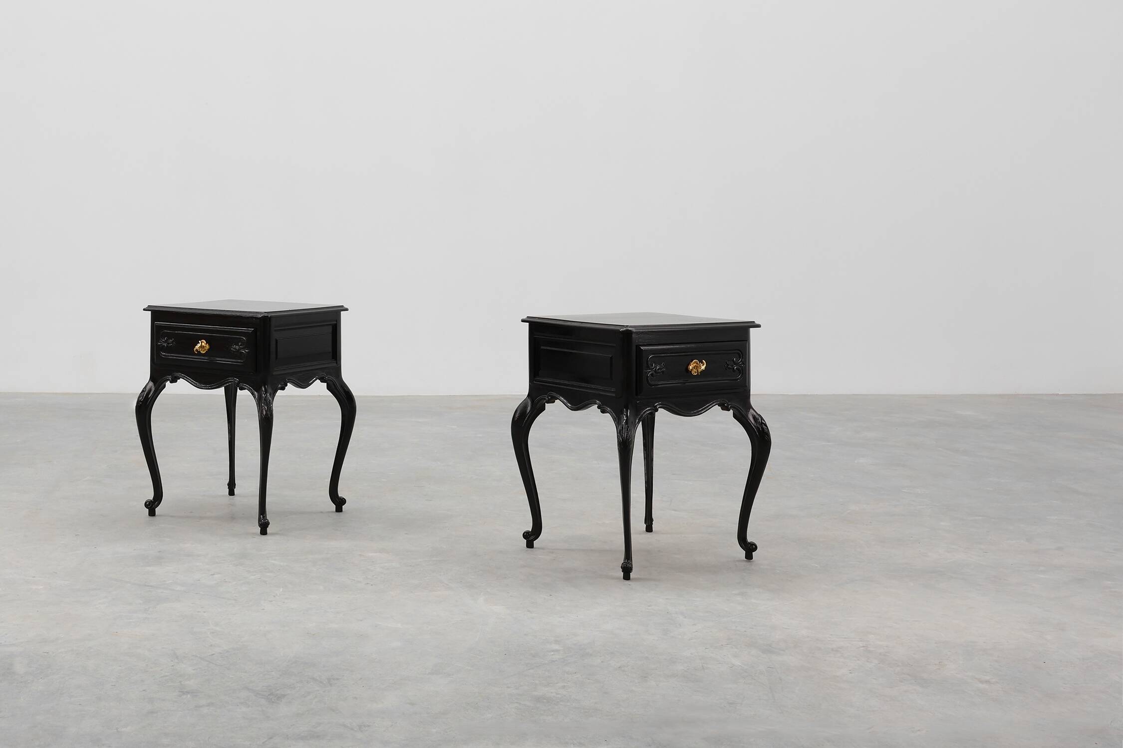 Paire de tables de chevet de style Louis XV en chêne laqué noir, France, années 1950