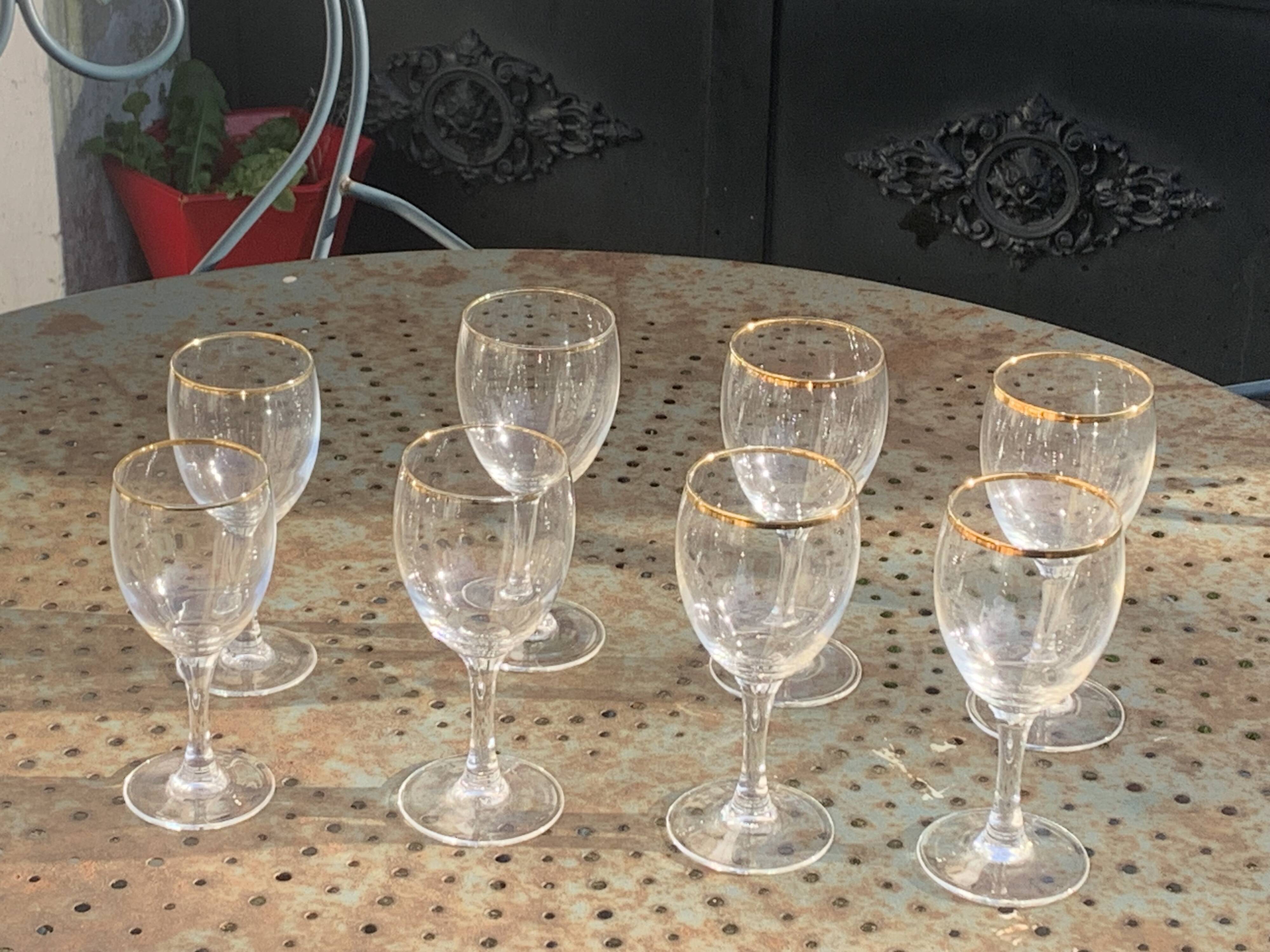 Lot consisting of 8 Arc France wine glasses, 5 large and 2 medium, transparent glass and gold edging