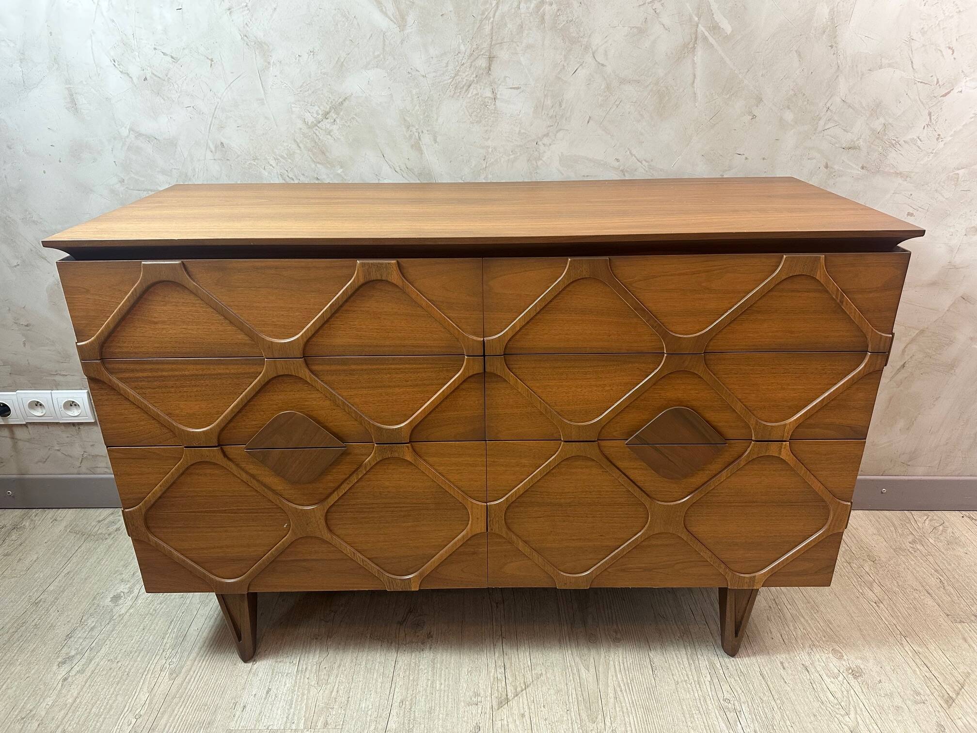 Contemporary chest of drawers