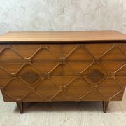 Contemporary chest of drawers