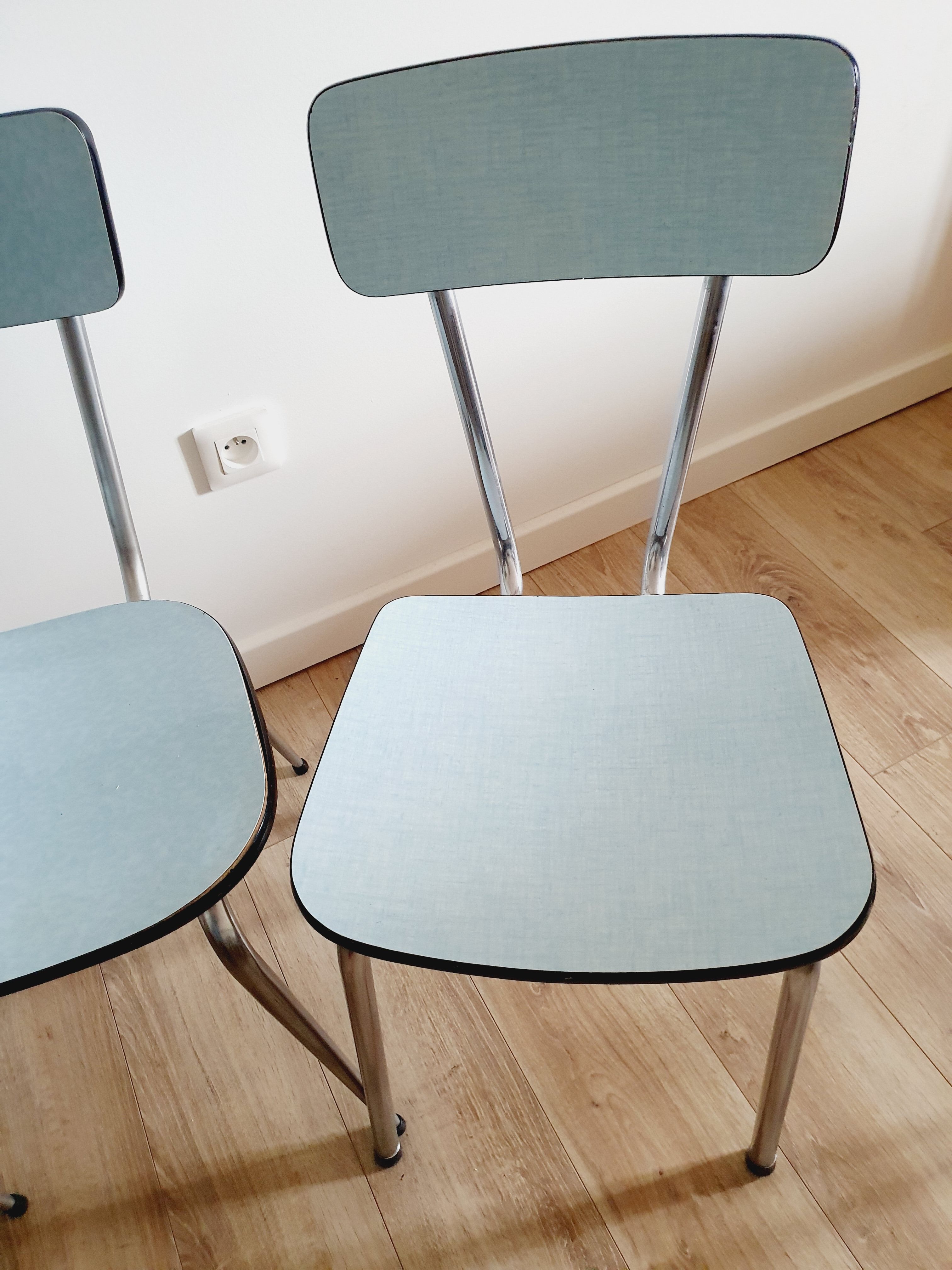 Table et 4 chaises en formica bleu