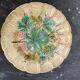 Assiette en barbotine motif feuille de vigne et raisins belle époque