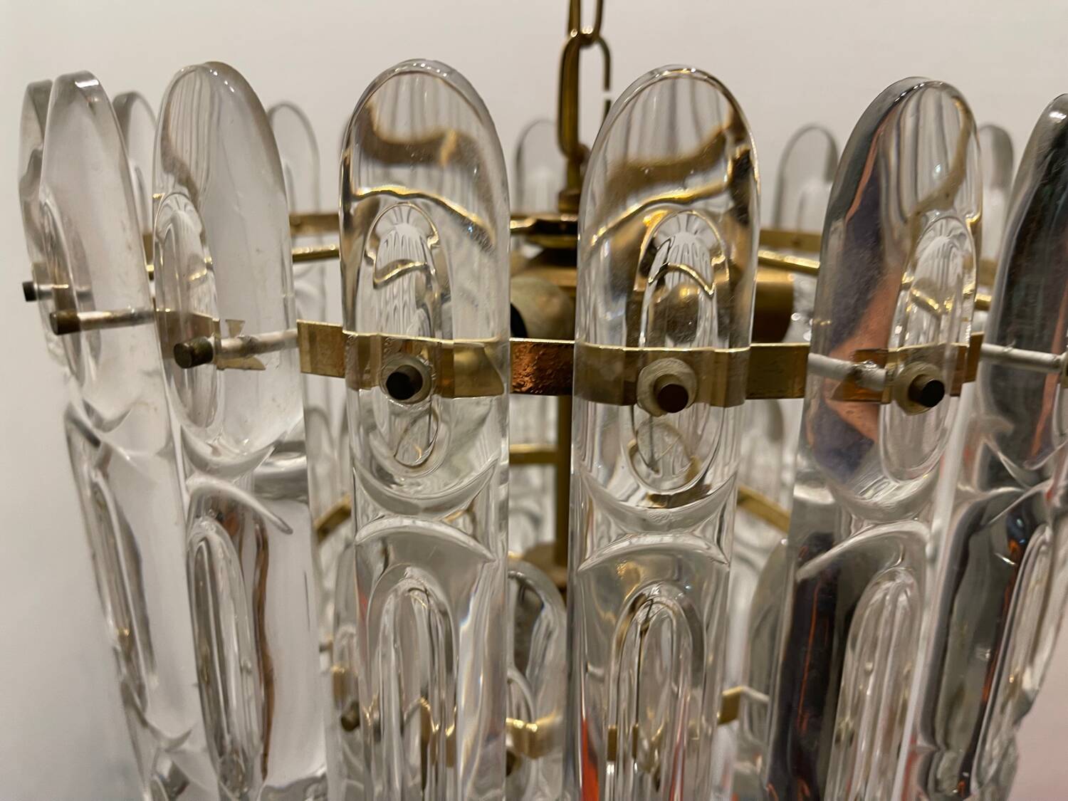 Lustre en cristal et laiton des années 1970