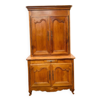 Buffet deux corps de style Louis XV en noyer massif XX siècle