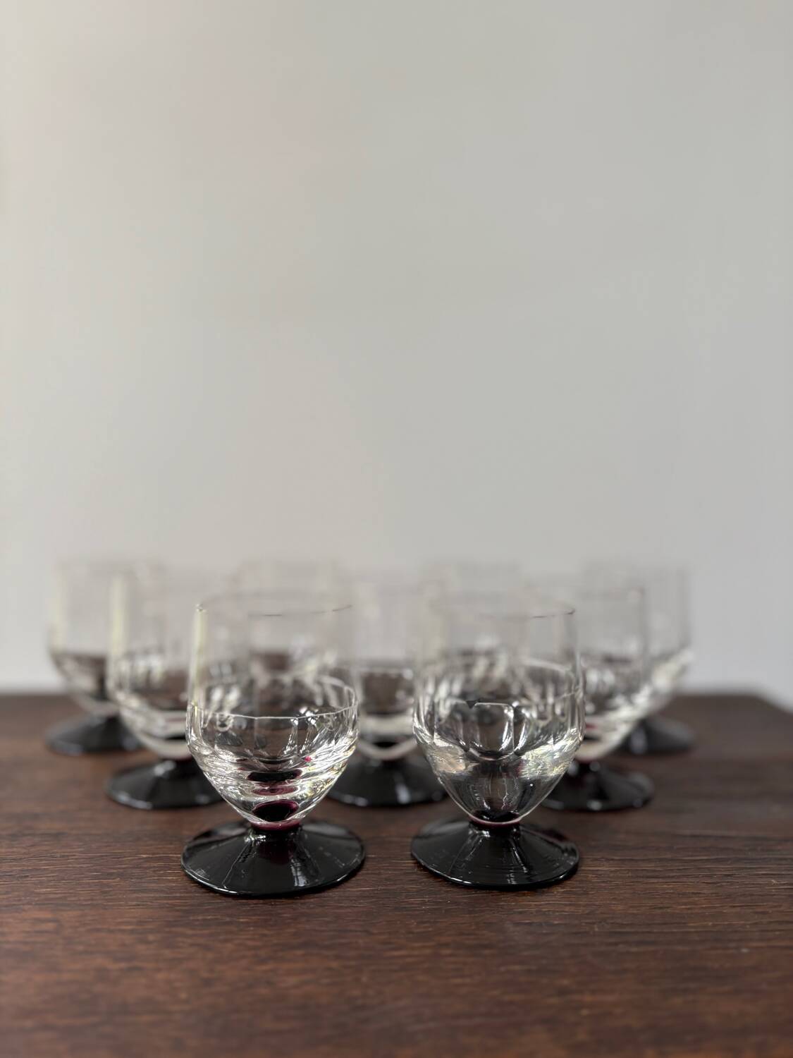 Set of 9 digestive glasses with chiseled garnet art deco feet