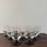 Set of 9 digestive glasses with chiseled garnet art deco feet